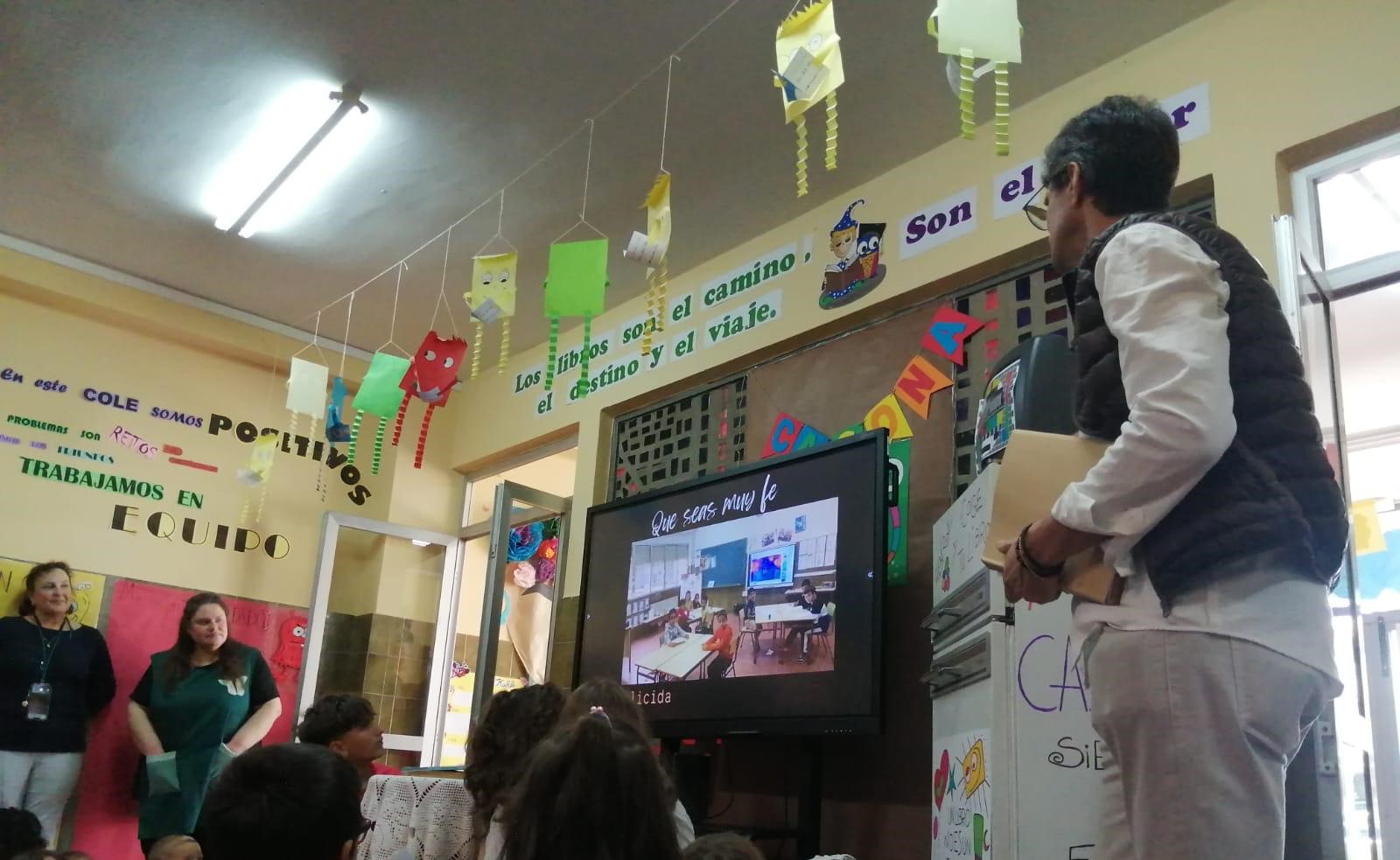 Acto de despedida a Jos&eacute; por su jubilaci&oacute;n en un colegio de la provincia