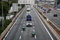El convoy con los pasajeros en dirección al Hospital Gómez Ulla este domingo | EP