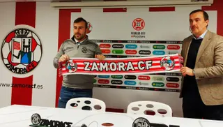 Yago Iglesias coge la bufanda del Zamora CF junto a César Villafañe