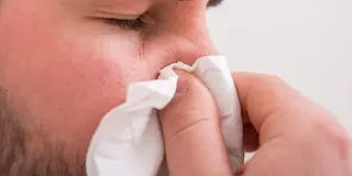 Hombre se suena la nariz