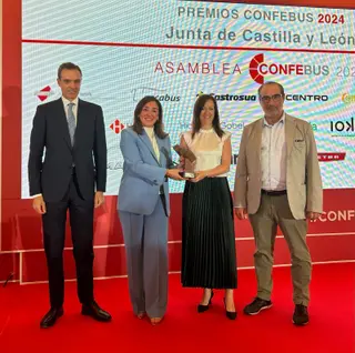 María González Corral, consejera de Movilidad y Transformación Digital, recoge el Premio CONFEBUS 2024.