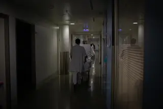 Un paciente es trasladado en el Hospital Virgen de la Concha