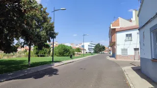 Cielos despejados. Sol. Barrio de San Lázaro.