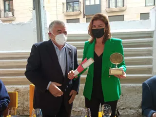 Clara San Damián recoge el premio del Foro Cultural Herminio Ramos