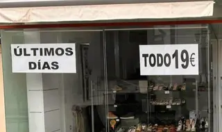 Escaparate del negocio que cerrará sus puertas en los próximos días