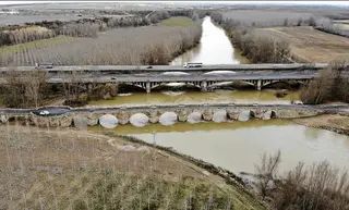 Río Esla a su paso por el puente medieval de Castrogonzalo