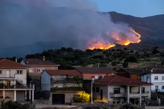 Las llamas del incendio de Burgohondo cerca de las viviendas | ICAL