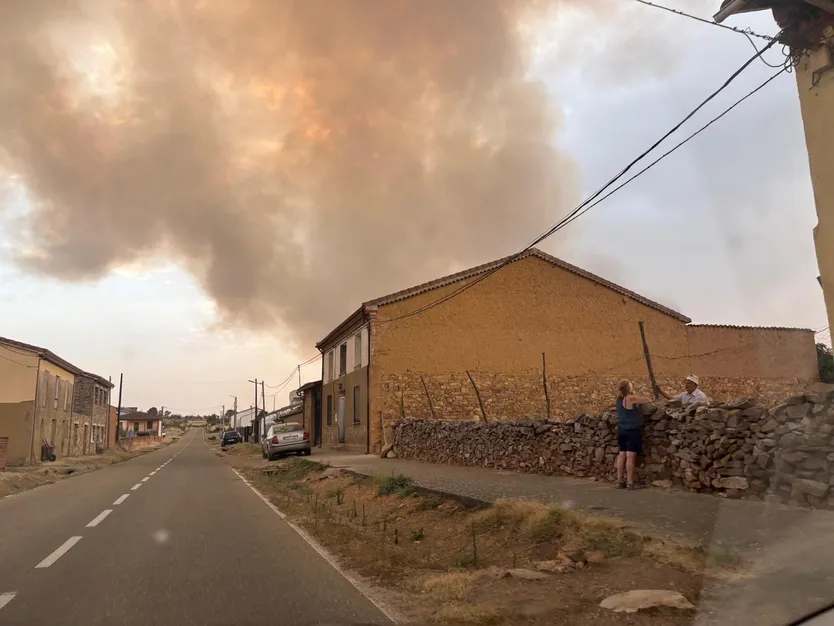 Vista del incendio de Puercas desde San Martín de Tábara. Foto María Lorenzo