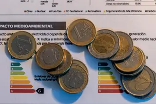 Varias monedas sobre una factura energética - Ricardo Rubio - Europa Press - Archivo