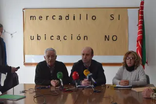 Los vecinos amenazan con pedir en los juzgados la suspensión cautelar del mercadillo
