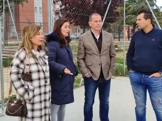Visita de Francisco Requejo y miembros de Zamora Sí al barrio de Los Bloques