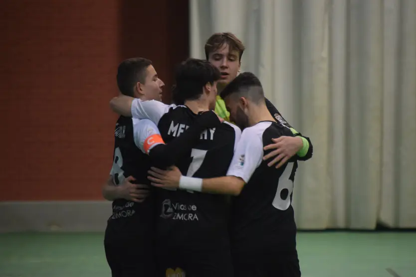 Los jugadores celebran un gol de Óscar
