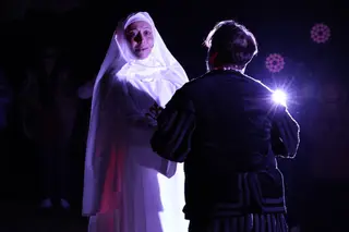 Doña Inés y Don Juan Tenorio durante la escena en el cementerio | Alejandro Sardón