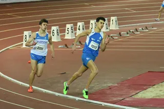 Un corredor del Club Benavente Atletismo en una de las pruebas disputadas en Salamanca. Archivo.