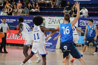 Instante de un partido de pretemporada del CB Zamora
