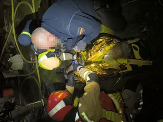 Imagen de la mujer siendo atendida en el lugar de los hechos