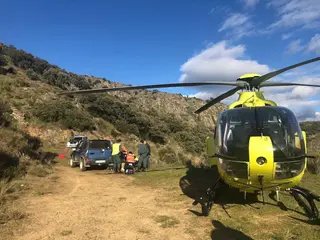 Helicóptero medicalizado y Guardia Civil en una intervención en Zamora. Archivo.
