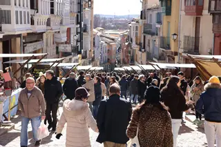 La calle Balborraz llena de gente este sábado con motivo del Mercado de Artesanos | Alejandro Sardón