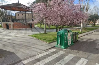 Imagen de varios contendores en el parque San Francisco Toro