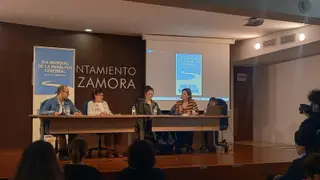 Anabel, Rosa y Rubén leen el manifiesto por el Día Mundial de la Parálisis Cerebral