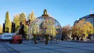 Montaje de la bola navideña en la Plaza de los Sueños