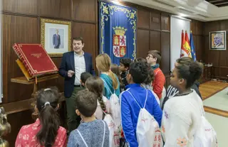 El presidente de la Junta de Castilla y León, Alfonso Fernández Mañueco, ha recibido hoy, en la sede de la Presidencia, a 14 alumnos