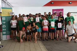 Foto de familia en la piscina La Sindical para celebrar el Mójate por la Esclerosis Múltiple