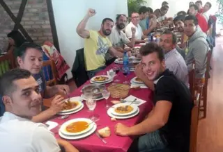 El Balonmano Zamora hace grupo en el embalse de Ricobayo