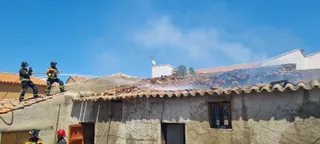 Los bomberos sofocando el fuego en la vivienda