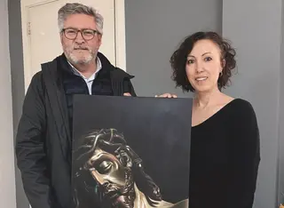 Rosa Fernández hace entrega de la obra original a la Buena Muerte