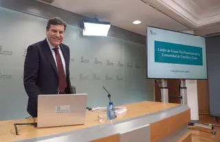 Miriam Chacón ICAL . El consejero de Economía y Hacienda y portavoz, Carlos Fernández Carriedo, comparece en rueda de prensa posterior al Consejo de Gobierno