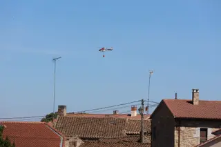 Medios aéreos sobrevuelan Mámoles para refrescar los puntos calientes del incendio forestal de Fermoselle