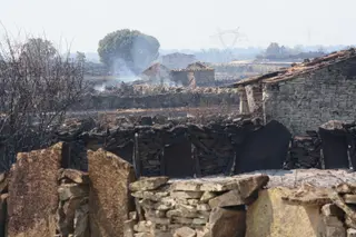 Las imágenes del incendio de Fermoselle tras el paso del fuego. Foto Alejandro Sardón