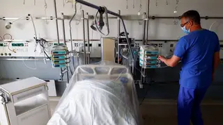 Un sanitario, dentro de una habitación de hospital