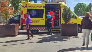 Los servicios sanitarios atienden a la mujer en la ambulancia