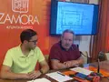 El alcalde, junto al concejal Pablo Novo, informan de la futura obra en el Puente de Hierro