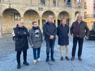 Representantes del PP, Zamora Sí y Vox en la Plaza Mayor