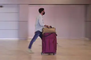 Un hombre camina con su equipaje en la terminal T1 del Aeropuerto de Madrid. EP