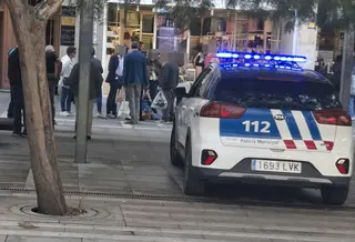 Imagen de la Policía Local en Santa Clara atendiendo a la mujer