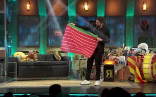 David Broncano con la bandera de Zamora en La Revuelta