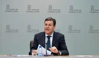 Miriam Chacón ICAL. El consejero de Economía y Hacienda y portavoz, Carlos Fernández Carriedo, comparece en una rueda de prensa posterior al Consejo de Gobierno. Archivo
