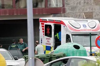 Varios agentes de la guardia cilvil y una ambulancia UVI móvil, en la puerta de entrada del cuartel de la guardia civil, a 5 de agosto de 2026, en Llanes. - Juan Vega - Europa Press