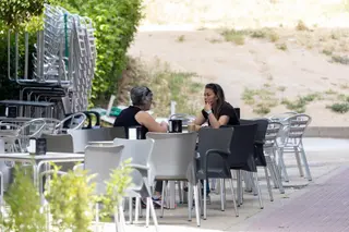 Varias personas sentadas en una terraza - Eduardo Parra - Europa Press - Archivo