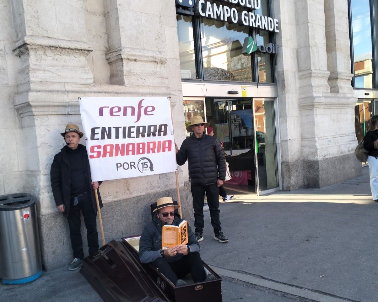 El ataúd de ‘Renfe entierra Sanabria’ llega a las calles de Valladolid