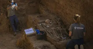 Personal técnico trabajando en una exhumación. EP