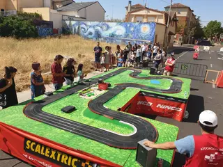 Los Bloques recupera la ilusión por el Scalextric en sus fiestas