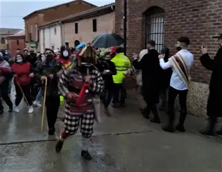 El Zangarrón por las calles de Sanzoles