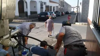 Ciudadanos recogen agua de un camion cisterna (archivo) Europa Press