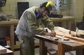 Imagen de un trabajador autónomo en su taller de carpintería