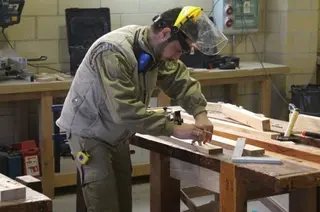 Imagen de un trabajador autónomo en su taller de carpintería